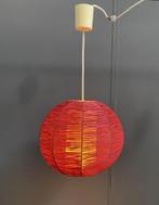 60 jaren hanglamp rode raffia bol met witte koker erin, Huis en Inrichting, Lampen | Hanglampen, Overige materialen, Gebruikt