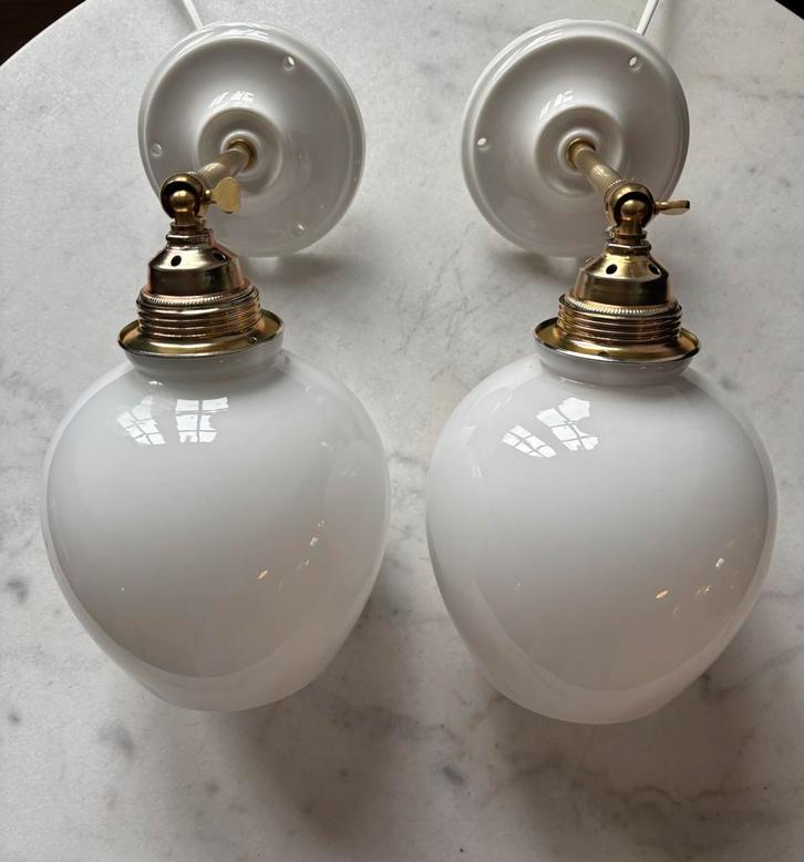 Vintage set 2 bol druppel witte wandlampen melkglas opaline, Huis en Inrichting, Lampen | Wandlampen, Zo goed als nieuw, Metaal