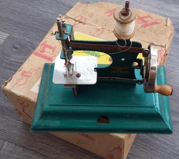Om 1950 Merk Casige Kinder Naaimachine Naai Machine Germany beschikbaar voor biedingen