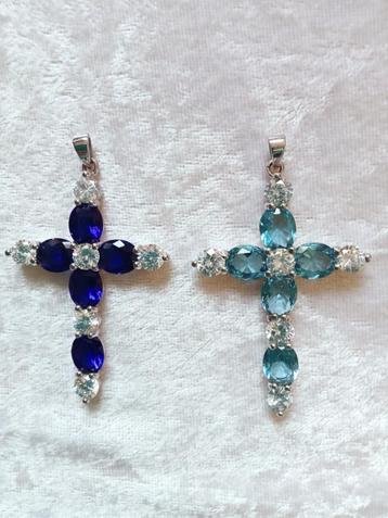 2 Mooie Grote Zilveren Kruisjes met Bergkristal en Blauw beschikbaar voor biedingen