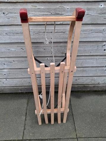Houten slee beschikbaar voor biedingen