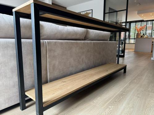 Industriële side table – staal & eiken – handgemaakt, Huis en Inrichting, Tafels | Sidetables, Zo goed als nieuw, 25 tot 50 cm