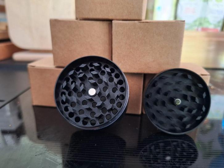 Grinder voor wiet (metal) met pollenzeef & schaber, Hobby en Vrije tijd, Overige Hobby en Vrije tijd, Nieuw, Ophalen of Verzenden