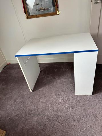 Te koop: mooi kinderbureau met opberg vakken beschikbaar voor biedingen