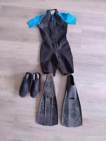 Mooie set met wetsuit, vinnen en schoentjes beschikbaar voor biedingen