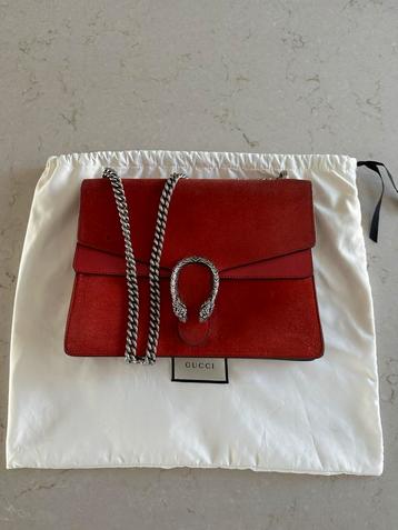 Gucci Red Suède Medium Dyonisus Shoulder Bag beschikbaar voor biedingen