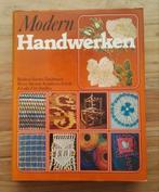 Boek uit de jaren 70 : Modern Handwerken - 319 blz, Boeken, Hobby en Vrije tijd, Borduren en Naaien, Zo goed als nieuw, Ophalen