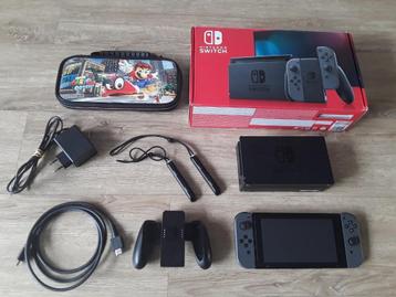 Nintendo Switch V2 Compleet in Top Staat + Beschermcase beschikbaar voor biedingen