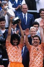 Kleurenfoto Ruud Gullit+Berry v Aerle met cup finale EK 1988, Verzenden, Nieuw, PSV, Poster, Plaatje of Sticker