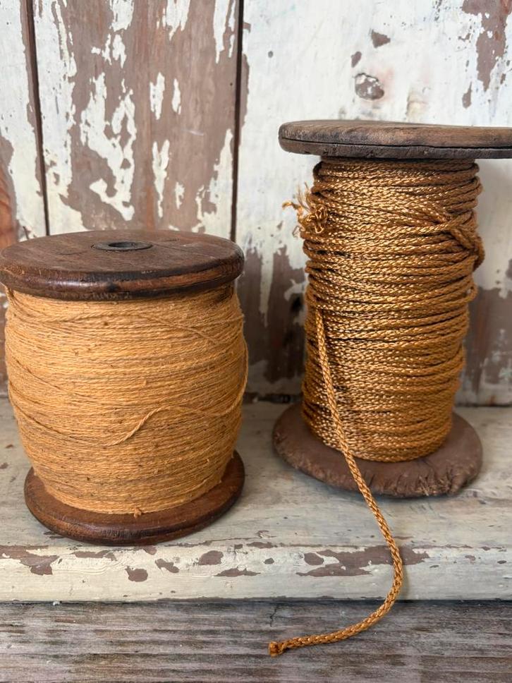 Grote oude klossen goudkleurig draad/touw, Antiek en Kunst, Curiosa en Brocante, Ophalen of Verzenden