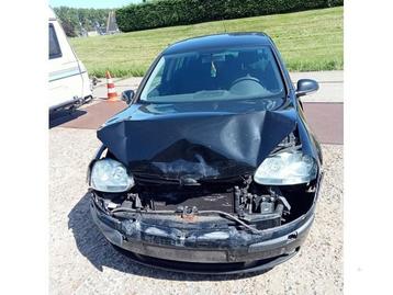 Motor van een Volkswagen Golf beschikbaar voor biedingen
