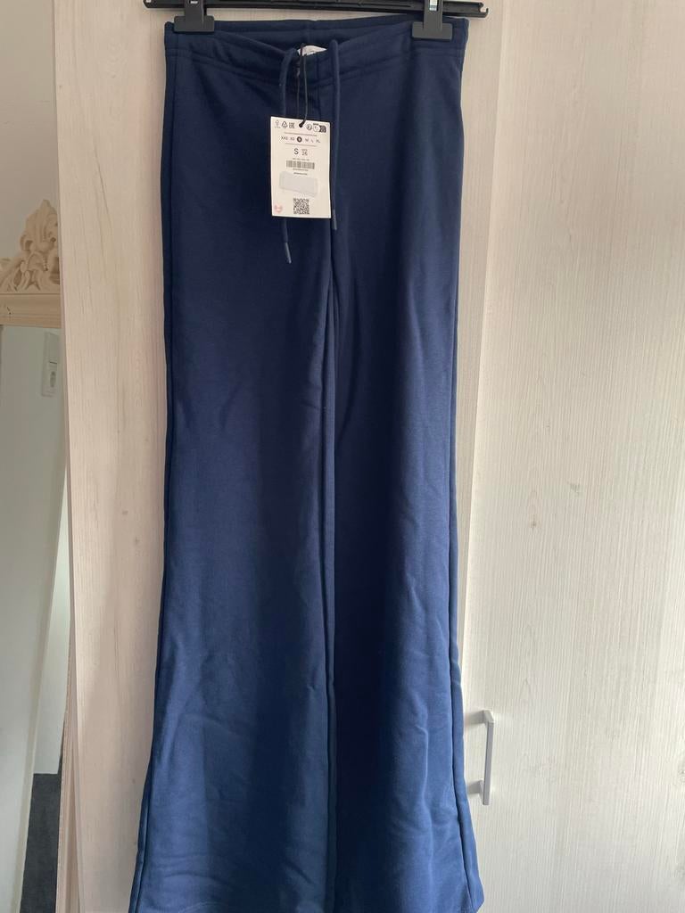 Bershka sweatstof broek met studs - Nieuw!, Blauw, Nieuw, Ophalen of Verzenden, Maat 36 (S)