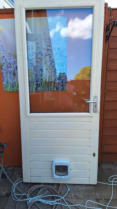 hardhouten achterdeur met slot en kattenluik, Doe-het-zelf en Verbouw, Deuren en Horren, Gebruikt, Buitendeur, 200 tot 215 cm