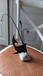 Metalen vissculptuur op steen., Antiek en Kunst, Ophalen of Verzenden