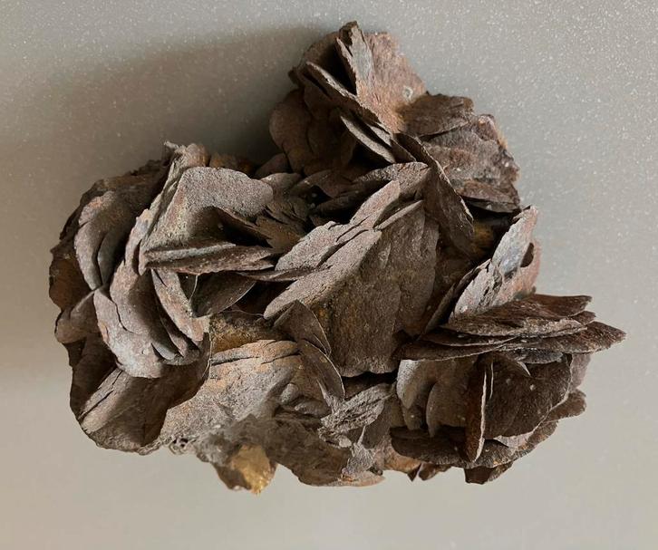 Zelfzaam stuk donkerbruin woestijnroos met kristallen, Verzamelen, Mineralen en Fossielen, Mineraal, Ophalen of Verzenden