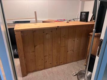 Steigerhouten bar beschikbaar voor biedingen