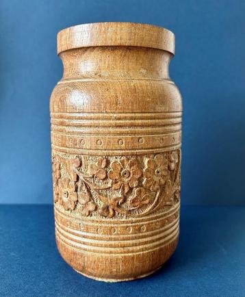 Houten vaasje / pot rondom bewerkt met bloemen beschikbaar voor biedingen