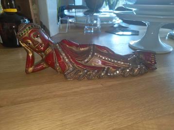 Handgemaakte Liggende Houten Boeddha beschikbaar voor biedingen