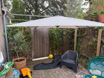 Parasol met voet en opberghoes beschikbaar voor biedingen
