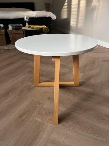 Leuk Bijzettafeltje - Wit blad, houten poten beschikbaar voor biedingen