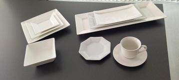 te koop aangeboden mooi wit aardewerk servies beschikbaar voor biedingen