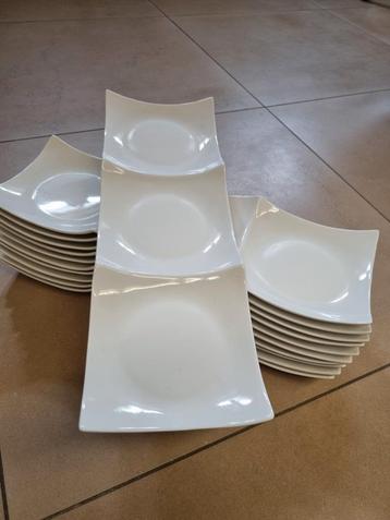 11 hapjes schalen met dipsaus schaaltjes  beschikbaar voor biedingen