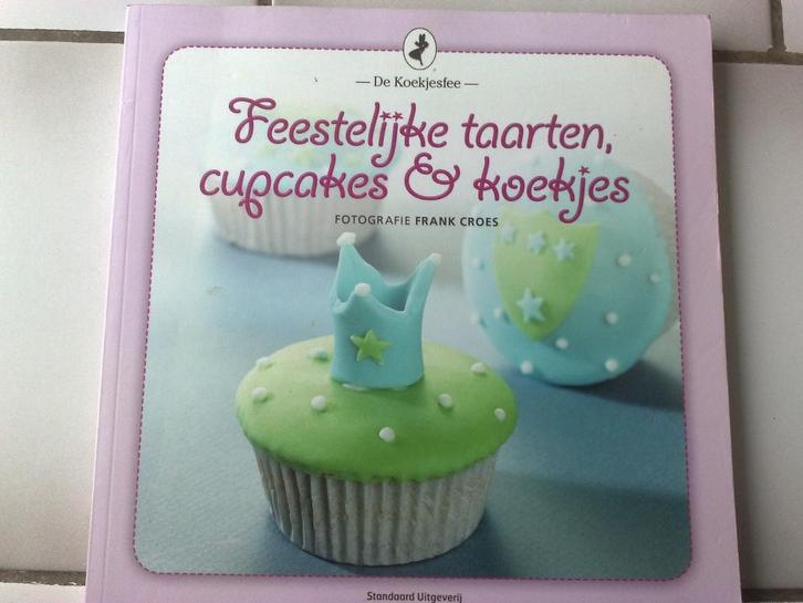 FEESTELIJKE TAARTEN, CUPCAKES, Hobby en Vrije tijd, Taarten en Cupcakes maken, Zo goed als nieuw, Boek of Tijdschrift, Cupcakes