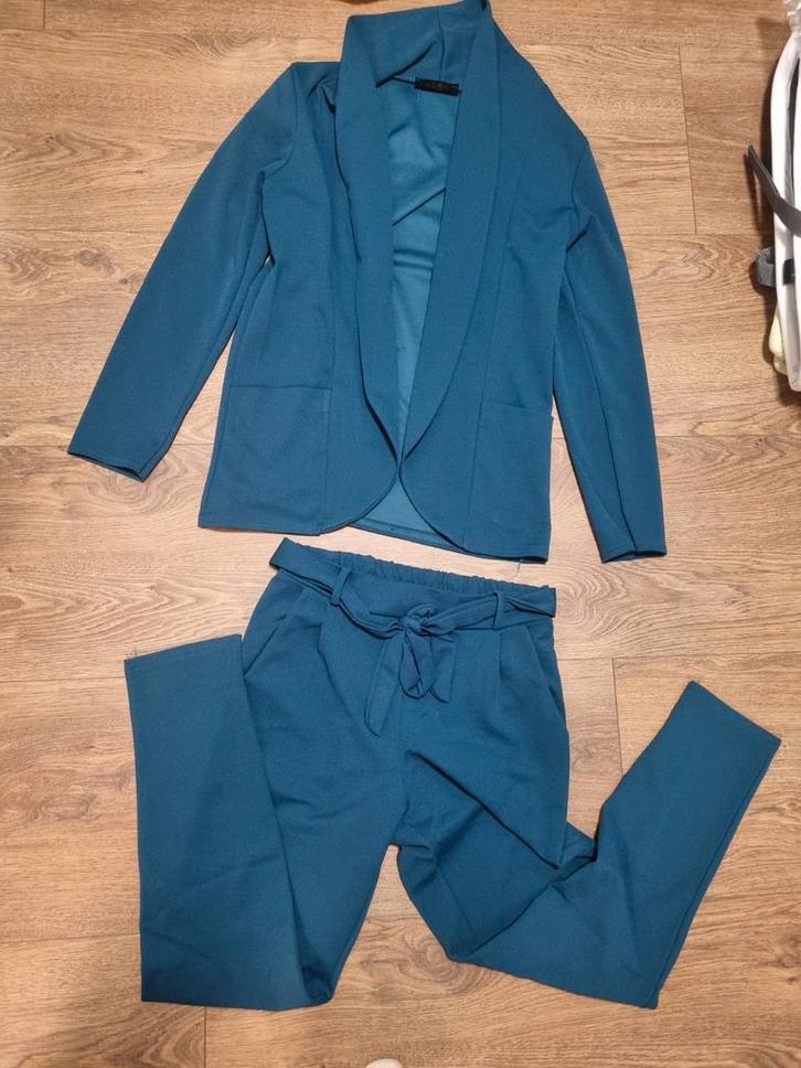 Turquoise jasje met broek, Kleding | Dames, Jasjes, Kostuums en Pakken, Zo goed als nieuw, Blauw, Ophalen