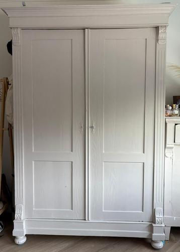 Oude houten kast met sierlijke kuif – sfeervolle eyecatcher! beschikbaar voor biedingen