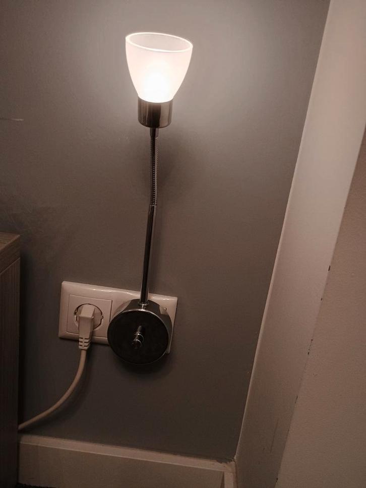 Wandlamp/leeslampje voor stopcontact, Huis en Inrichting, Lampen | Wandlampen, Gebruikt, Kunststof, Metaal, Ophalen of Verzenden
