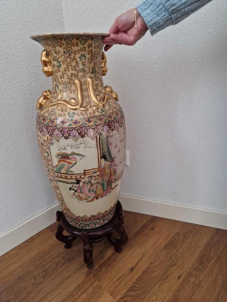Grote Chinese Vaas met Houten Standaard, Antiek en Kunst, Antiek | Vazen, Ophalen of Verzenden