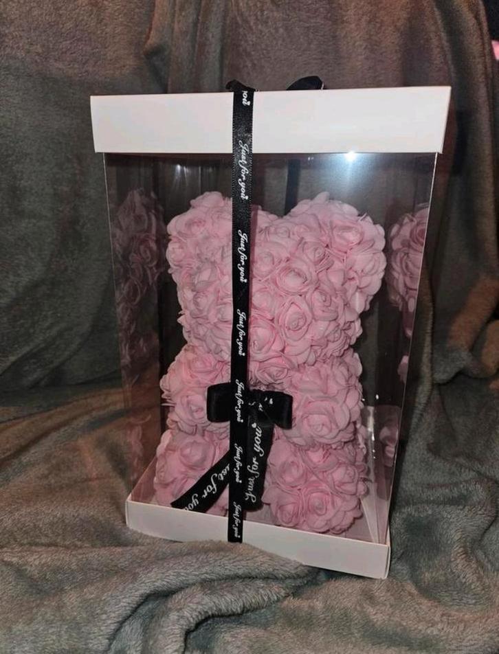 Rozenbeertje gemaakt van licht roze roosjes

24 cm, Verzamelen, Beren en Cherished Teddies, Nieuw, Stoffen beer, Overige merken