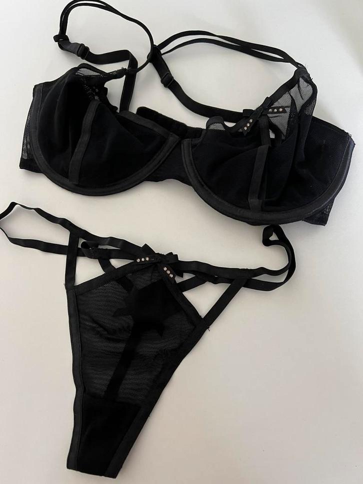 BH + string Hunkemöller Private collection (75D + small), Kleding | Dames, Ondergoed en Lingerie, BH, Zwart, Ophalen of Verzenden