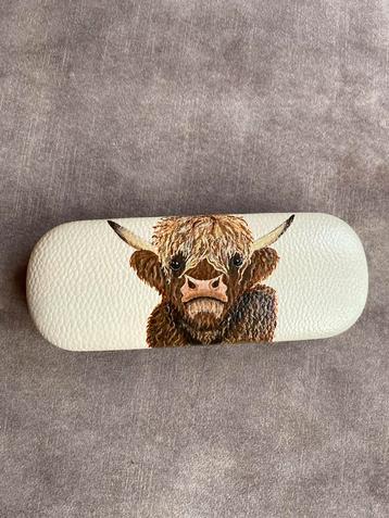 Handbeschilderde brillenkoker met Schotse hooglander beschikbaar voor biedingen