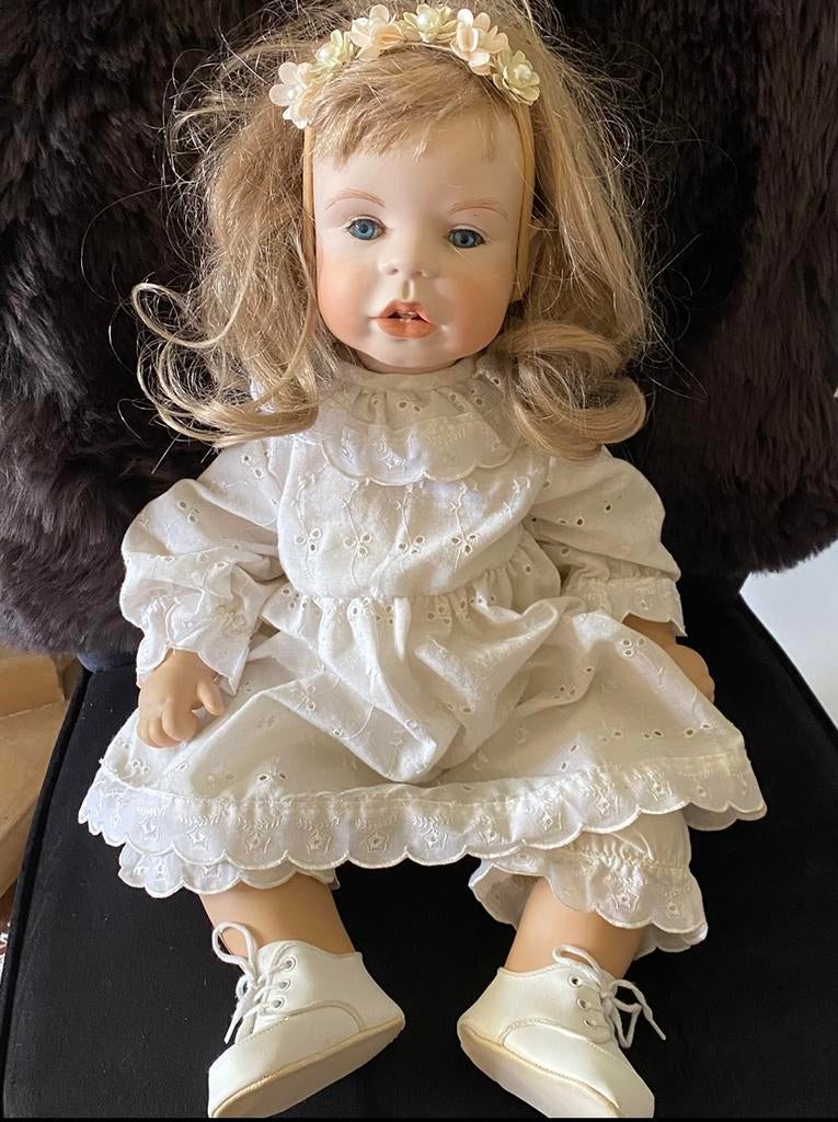 Porseleinen pop v kunstenares Margit Dassen 64 cm., Verzenden, Zo goed als nieuw, Pop