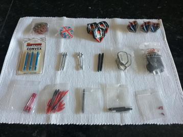 Diverse Darts onderdelen: flights, pins etc beschikbaar voor biedingen