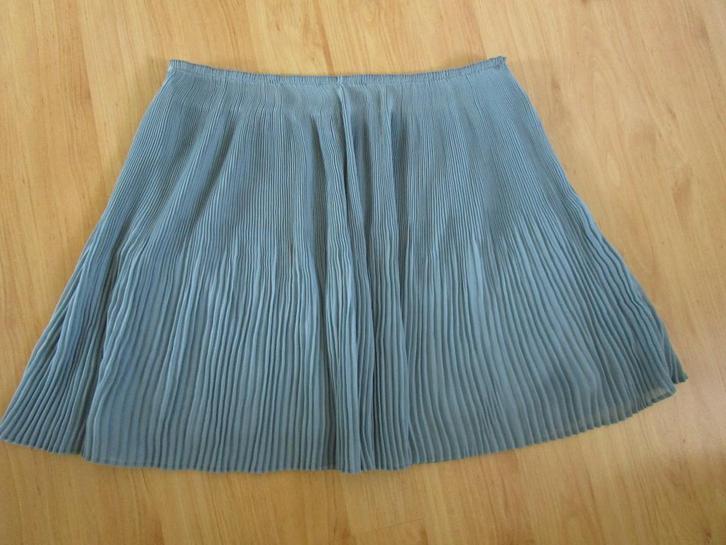 H&M - plissee rokje maat 42, Kleding | Dames, Rokken, Zo goed als nieuw, Maat 42/44 (L), Groen, Knielengte, Ophalen of Verzenden