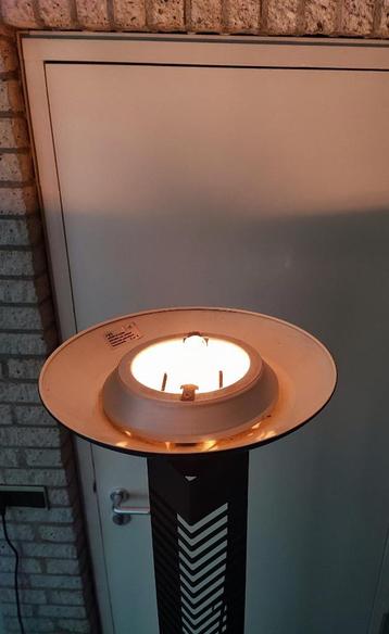 Staande dimbare lamp beschikbaar voor biedingen