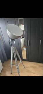 Stoere vloerlamp met houten statief, Huis en Inrichting, Lampen | Vloerlampen, Ophalen of Verzenden, Zo goed als nieuw, Hout, 150 tot 200 cm