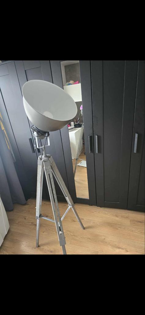 Stoere vloerlamp met houten statief, Huis en Inrichting, Lampen | Vloerlampen, Zo goed als nieuw, 150 tot 200 cm, Hout, Ophalen of Verzenden