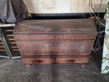 Oude dekenkist met lades beschikbaar voor biedingen
