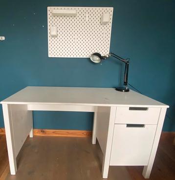 Wit houten bereau en memo bord beschikbaar voor biedingen