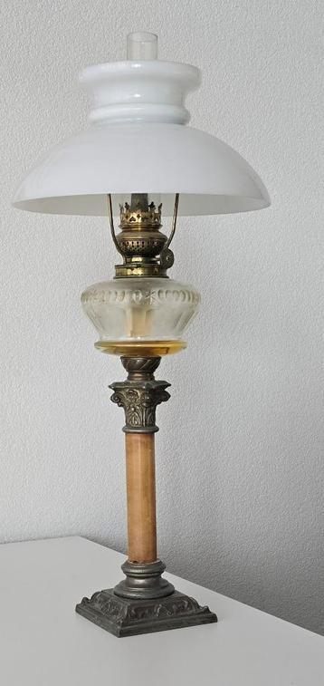 Antieke olielamp beschikbaar voor biedingen