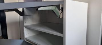 Metod boven keukenkast grijs / wit beschikbaar voor biedingen