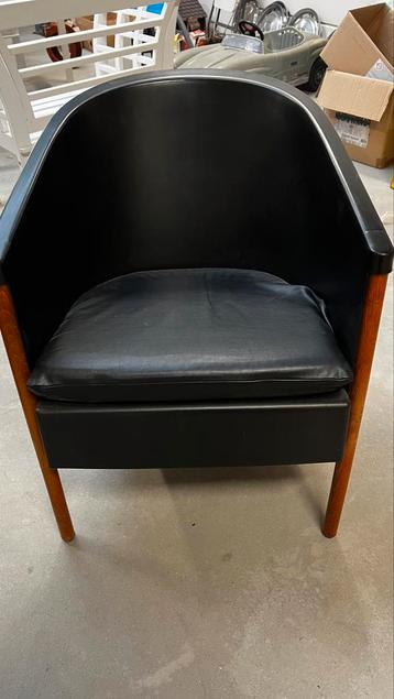 Mooie zwart kunststof design stoel met houten poten beschikbaar voor biedingen