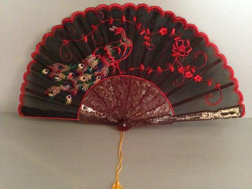 Spaanse Waaier met pauw zwart met rood, Antiek en Kunst, Curiosa en Brocante, Ophalen of Verzenden