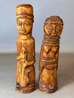 250966 Afrikaans Yoruba couple gesneden uit bot uit Nigeria, Antiek en Kunst, Kunst | Niet-Westerse kunst, Ophalen of Verzenden