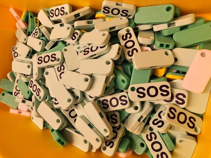 SOS noodfluit 10 stuks inclusief verzenden, Verzamelen, Sleutelhangers, Nieuw, Ophalen of Verzenden
