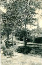 Schinveld Volk langs beek rechts kerktoren, Ophalen of Verzenden, Voor 1920, Gelopen, Limburg