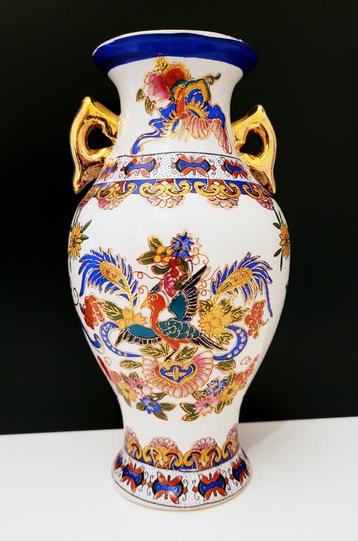 Vintage Chinese vaas met gouden details beschikbaar voor biedingen